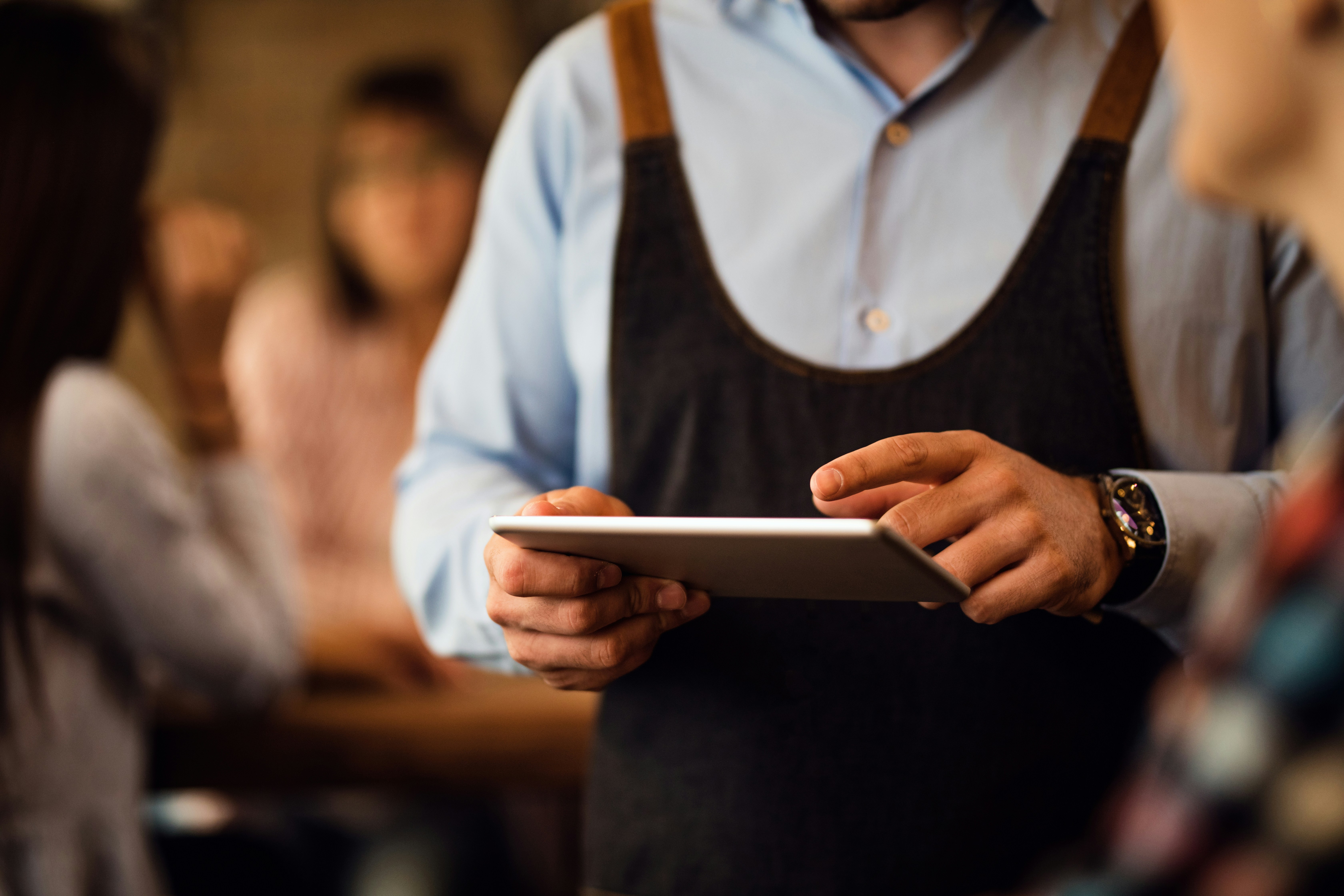 Host managing the floor with Biova on a tablet